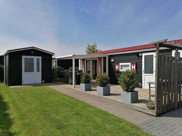 Chalet für 4 Personen, mit Terrasse und Balkon/Terrasse in Serooskerke