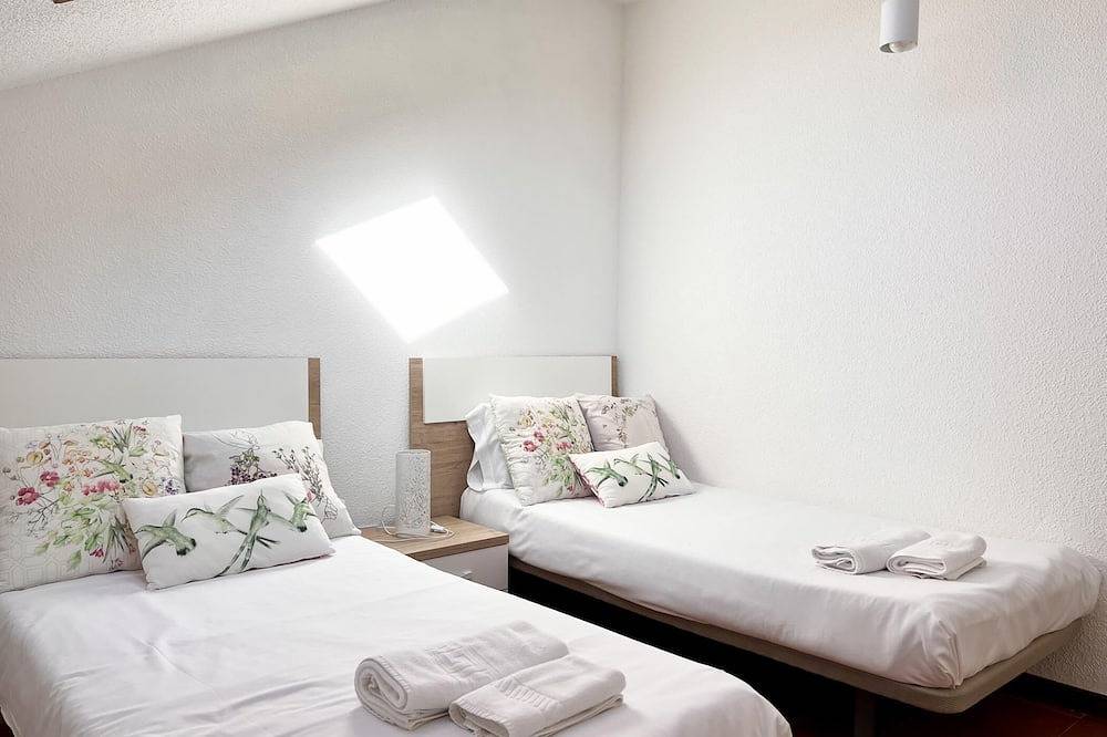 Entire apartment, Cozy penthouse with pool just steps from the beaches in Santa Cruz de Bezana, Cantabrian Coast