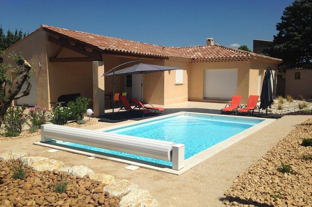 Nieuwe omheinde villa met zwembad nabij dorpscentrum Pernes-les-Fontaines in Pernes-les-Fontaines, Parc naturel régional du Mont-Ventoux