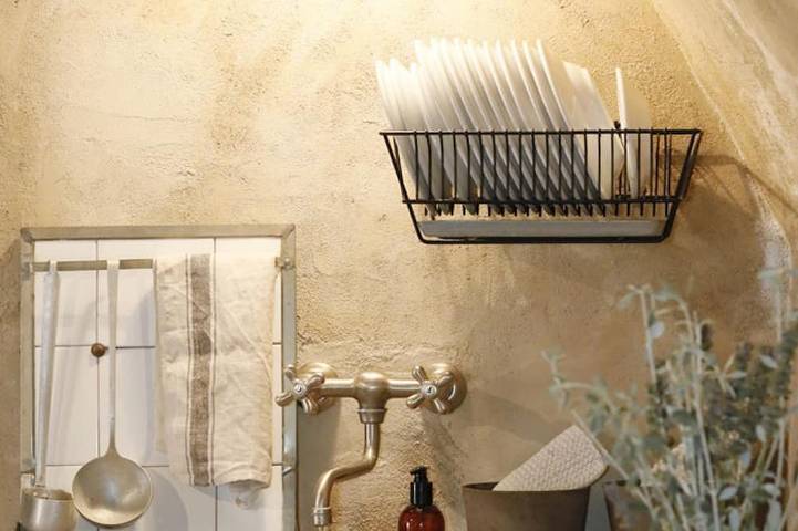 Entire apartment, Casa Fernanda is located in the hamlet of Caprigliola, a medieval village nestled in the green hills of Lunigiana—a stretch of land between Liguria and Tuscany that preserves the authentic flavors of the past and overlooks the Magra River valley.It i in Aulla, Val di Magra