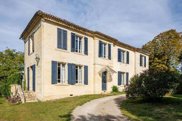 Cottage pour 14 personnes, avec piscine et jardin ainsi que terrasse et vue à Carignan-de-Bordeaux