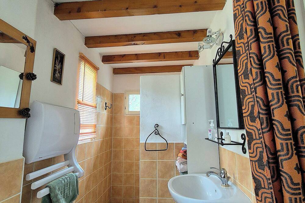 Holiday home in the Mont Ventoux with private pool.  in Bédoin, Parc naturel régional du Mont-Ventoux