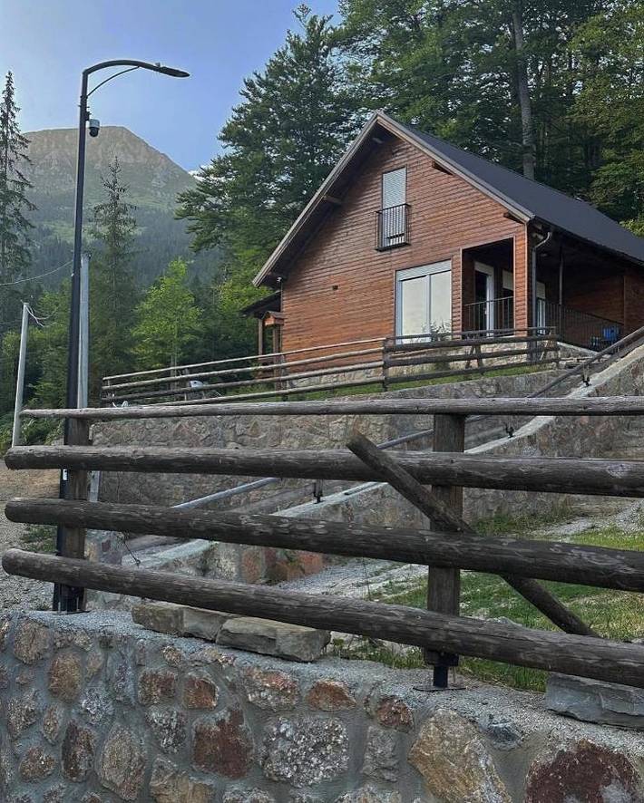 Villa für 7 Personen, mit Balkon und Terrasse sowie Garten und Ausblick in Kosovo