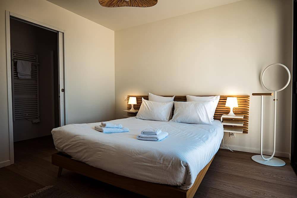 Maison contemporaine avec piscine intérieur in Carantec, Ceinture Dorée
