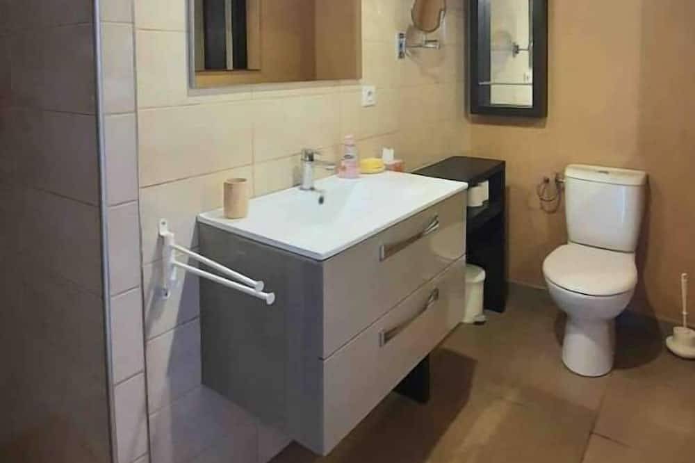 Appartement entier, Studio \"Albitru\" avec piscine & vue sur la baie d’Ajaccio ! in Alata, Région d'Ajaccio