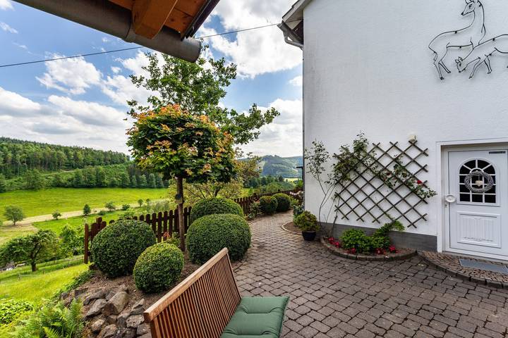 Geheel appartement, Appartement 'Sauerlandblick' met uitzicht op de bergen, eigen terras en Wi-Fi in Schmallenberg, Hochsauerlandkreis