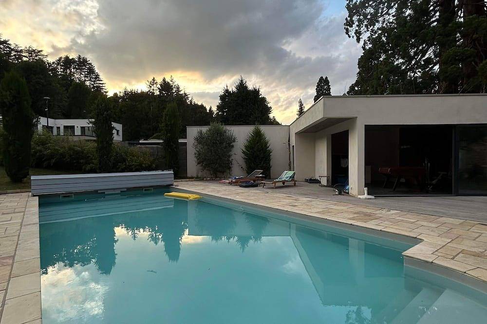 Charming Bed & Breakfast in a castle with breakfast included in Saint-Genest-Lerpt, Loire