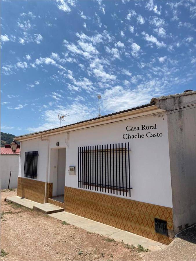 Casa rural para 10 personas, con vistas además de jardín y piscina, Se admiten mascotas en Bienservida