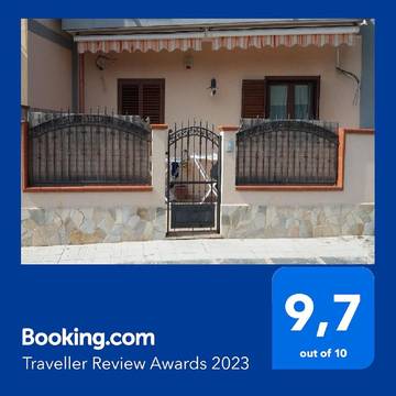 Gîte pour 4 personnes, avec terrasse et vue à Torre Faro