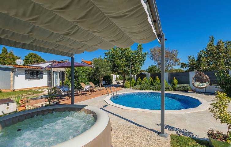Villa für 2 Personen, mit Garten und Terrasse sowie Whirlpool in Vodnjan
