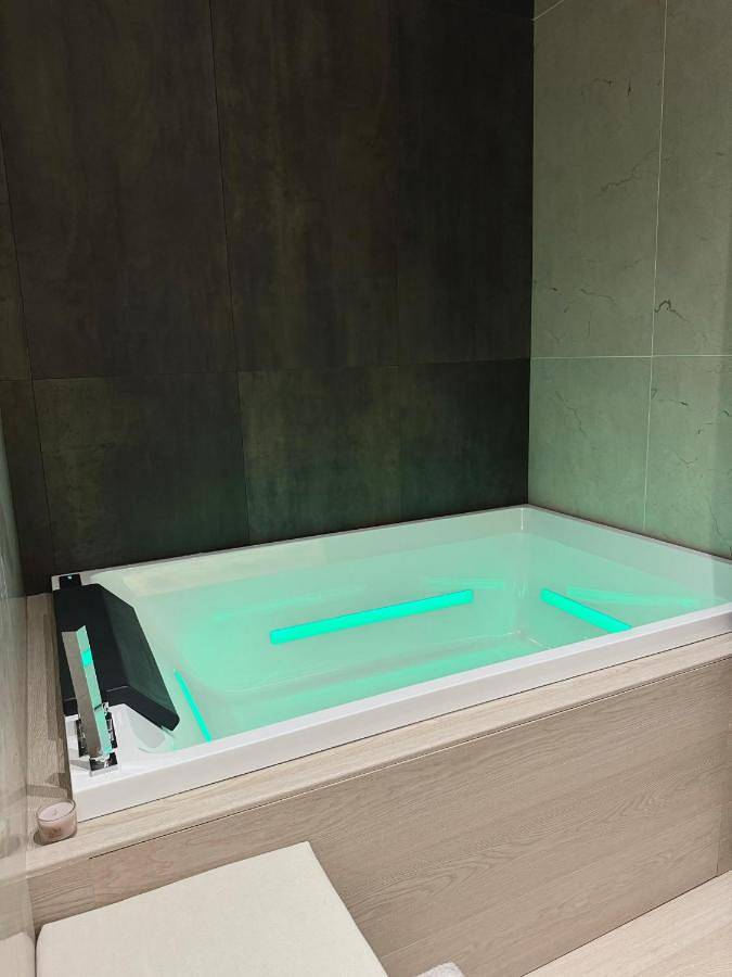 Gîte pour 2 personnes, avec balcon et jacuzzi dans Torre a Mare - 2