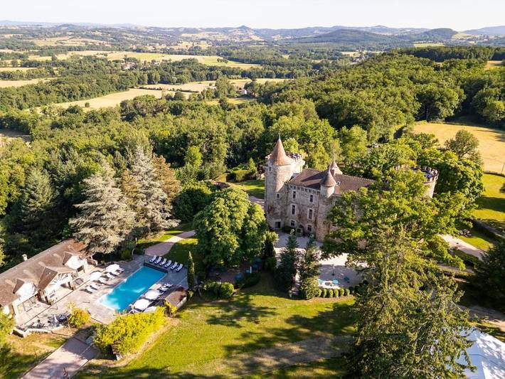Hôtel pour 2 personnes, avec piscine ainsi que jardin et vue, animaux acceptés à Bort-l'Étang