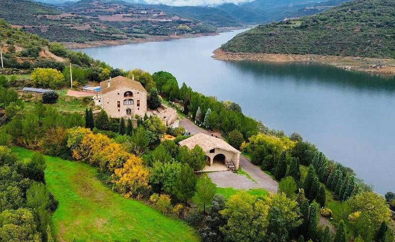 Casa rural para 22 personas, con piscina y vistas además de vistas al lago y jardín en Noguera