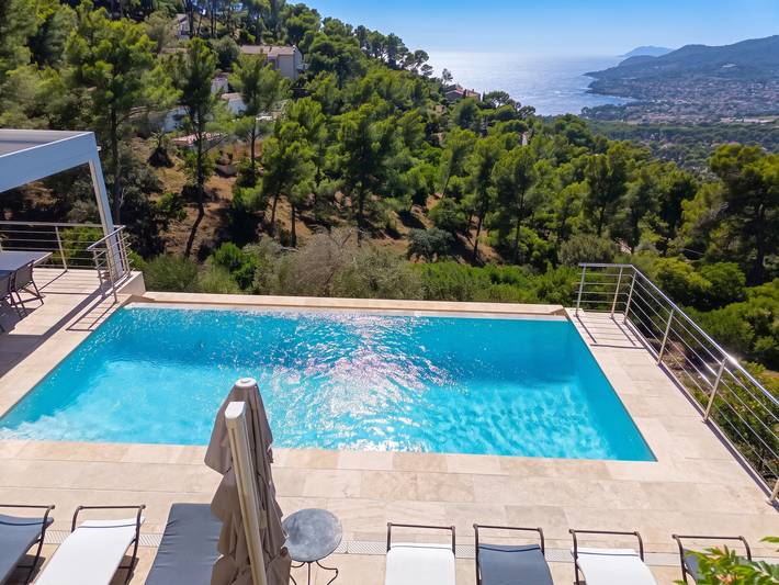 Gîte pour 6 personnes, avec Balcon/Terrasse et Jacuzzi ainsi que Terrasse et Piscine dans Plage Font Brun Carqueiranne - 3