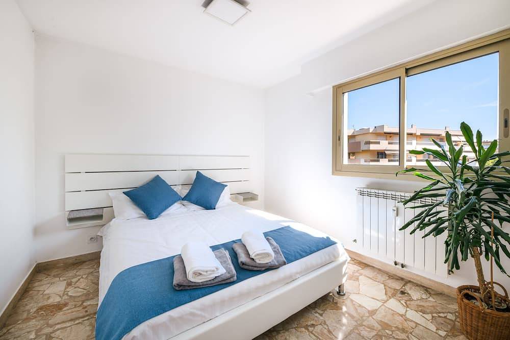 Appartement entier, Sea view, Beachfront, Quiet, Private Parking in Cros de Cagnes, Cagnes-sur-Mer