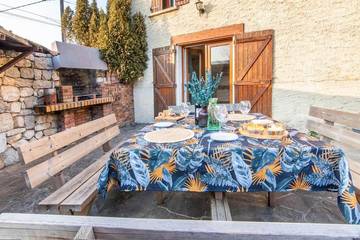 Gîte pour 10 personnes, avec jardin et vue à Venon