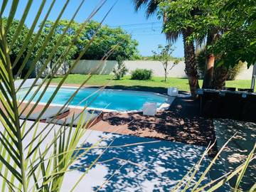 Location de vacances pour 12 personnes, avec jardin ainsi que piscine et vue, animaux acceptés à Mireval