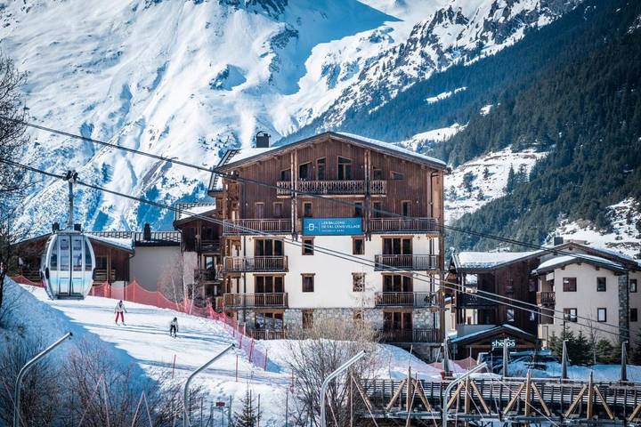 Parc de vacances pour 4 personnes, avec Balcon et Jacuzzi ainsi que Piscine et Sauna dans les Alpes francaises