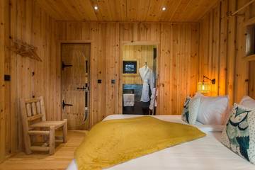 Cabane en bois pour 4 personnes, avec jacuzzi et terrasse dans le Doubs