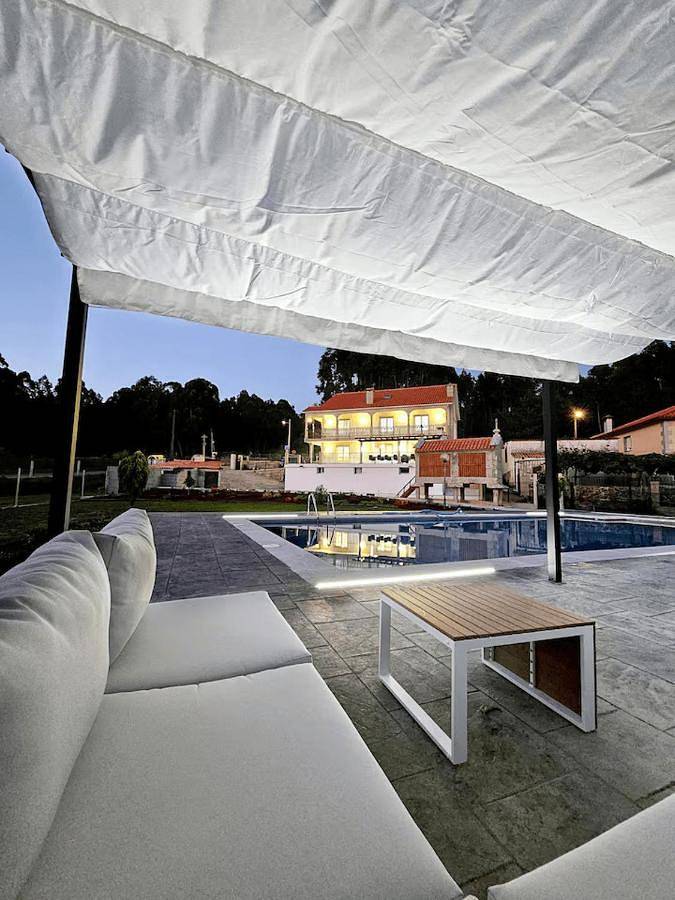 Casa rural para 20 personas, con Balcón y Terraza además de Jardín y Piscina en Poyo