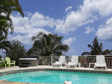 Gîte pour 2 personnes, avec piscine ainsi que jacuzzi et jardin à Saint-Pierre (ville)
