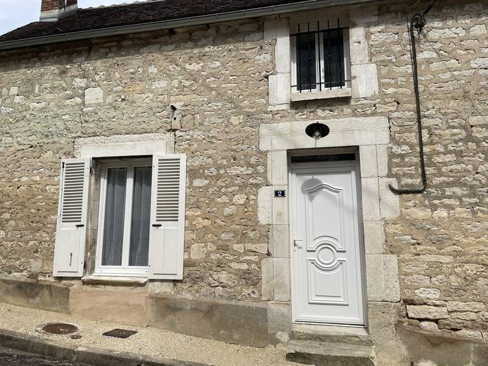 Renoviertes Haus im Ruhigen Dorf mit Privatem Hof in Junay, Region Avallon