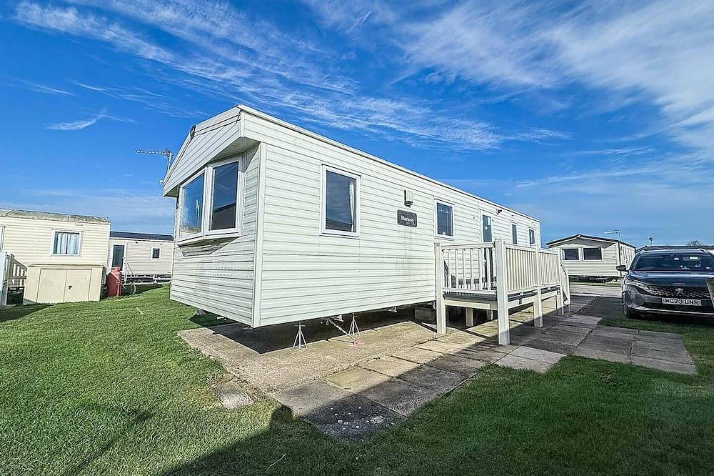 Lovely caravan with side decking at Golden Sands Haven Holiday Park in Mablethorpe, Lincolnshire