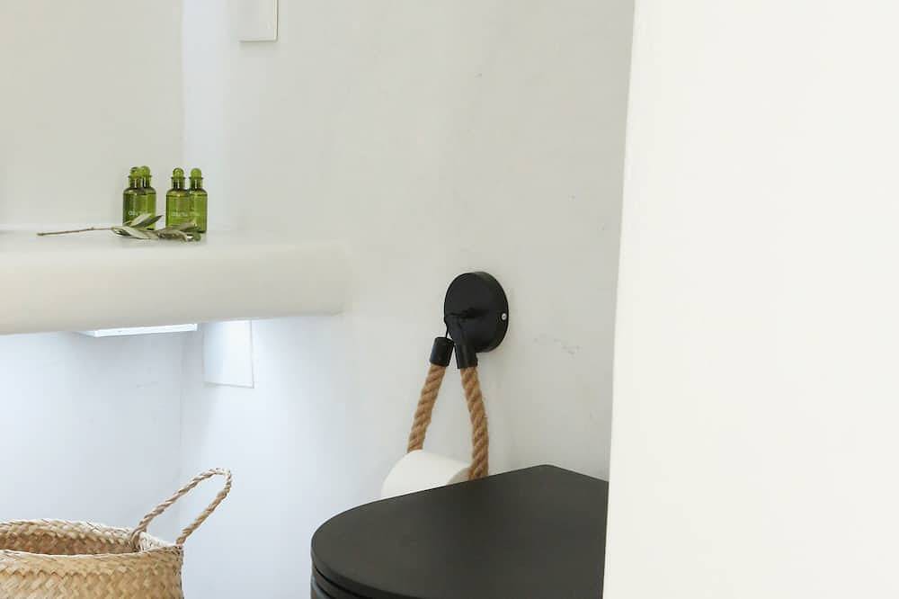 Ganze Wohnung, A privately owned home adorned in the distinctive, traditional Cycladic style. in Syros
