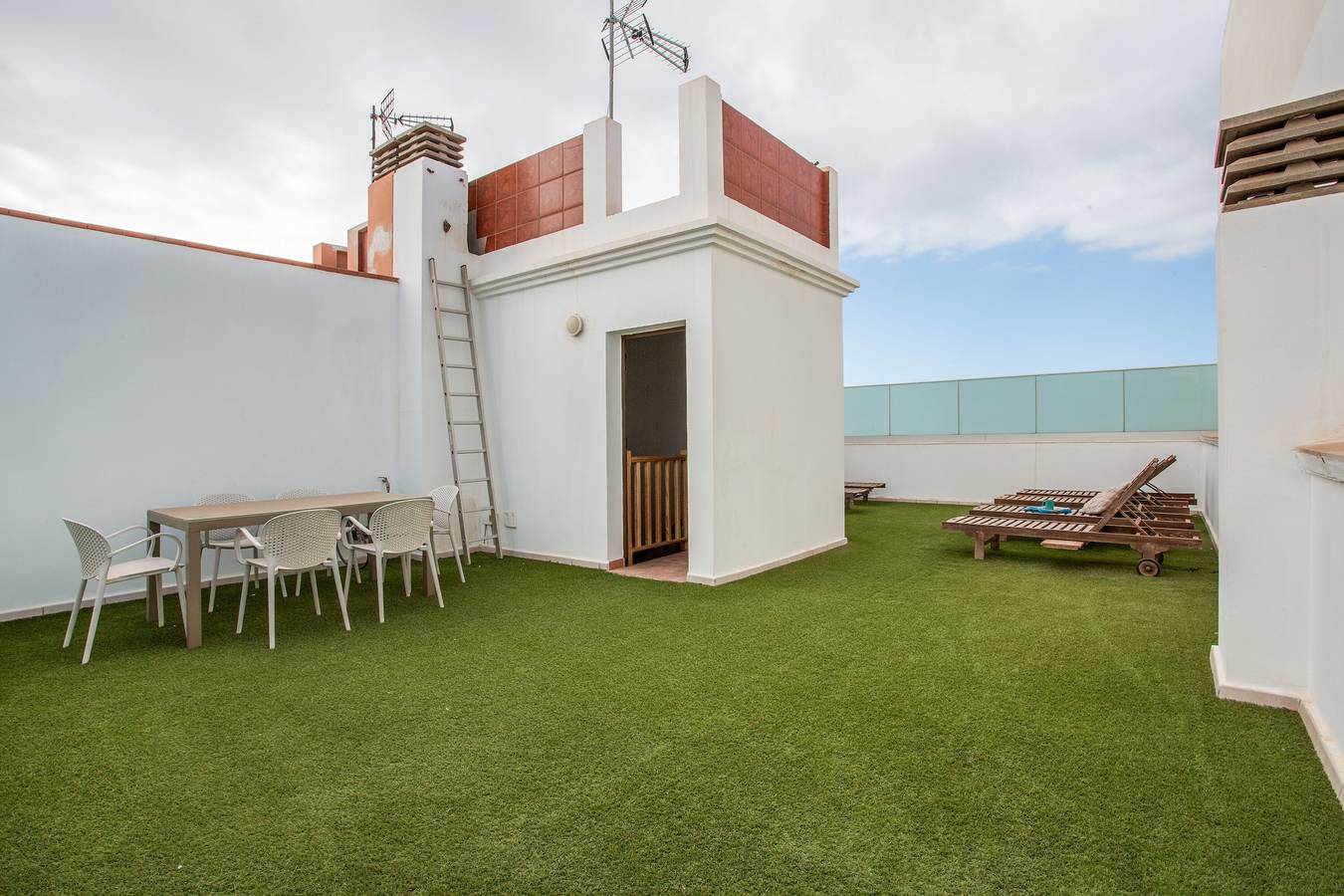Vacation Home 'Ian’s Dreams' with Private Terrace, Private Garden and Wi-Fi in Puerto de Corralejo, La Oliva