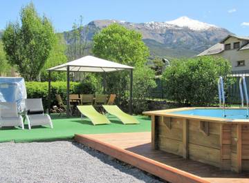 Gîte pour 4 personnes, avec vue ainsi que piscine et jardin à Jausiers