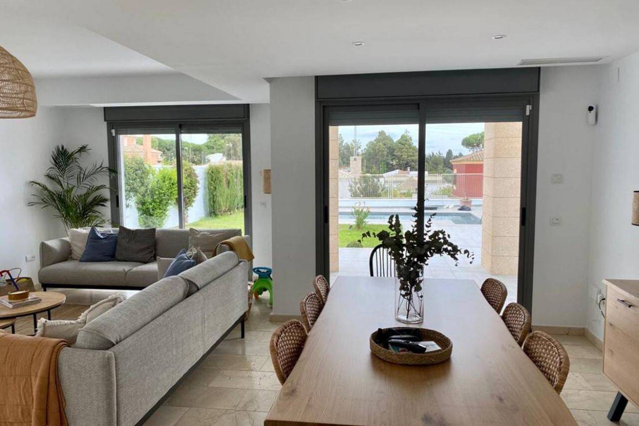 ✨Luxury Villa – Private Pool & Parking , 2 km from La Barrosa Beach in Playa La Barrosa, Chiclana de la Frontera