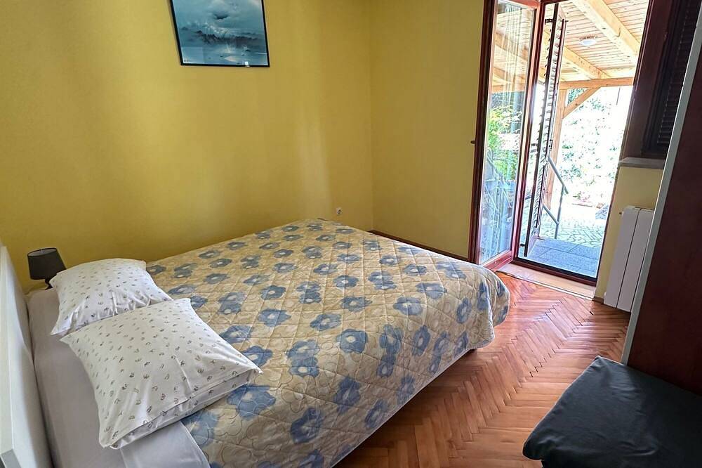 Ganze Wohnung, 2-Zimmer-Ferienwohnung mit Terrasse Mali Losinj, Losinj in Mali Lošinj, Lošinj