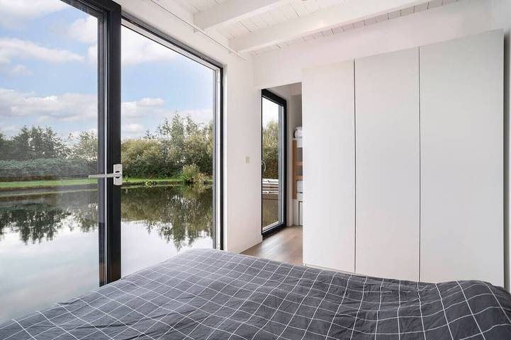 6-persons Houseboat Experience in Amsterdam in Amsterdam Zuid, Nordholland