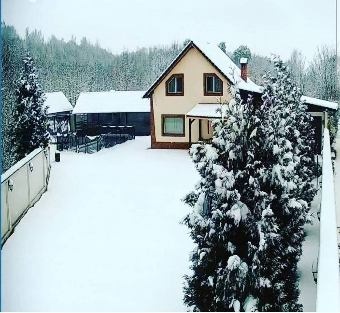 House - Sleeps up to 11, hot tub & free parking in Cárpatos