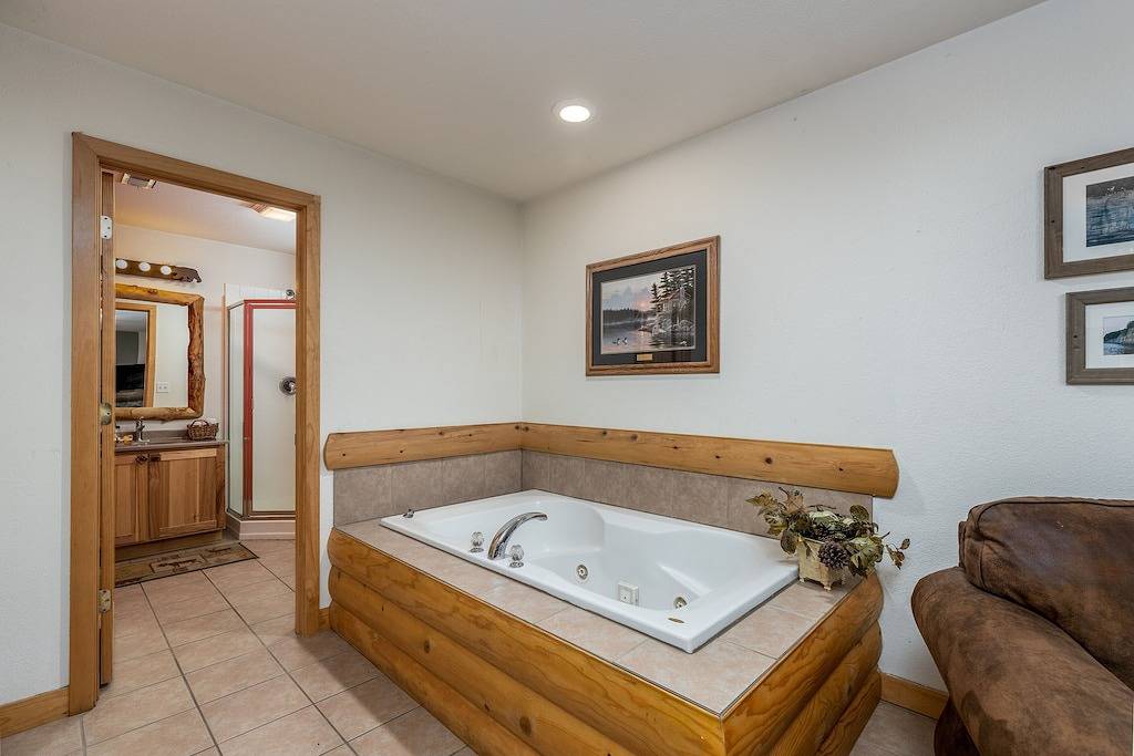 Jacuzzis & Family Kitchen & Entertainment Area in Starved Rock State Park