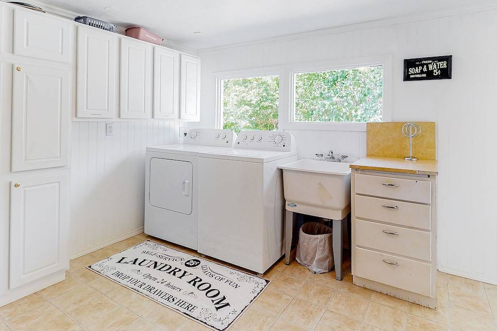 Dog-friendly home with Siuslaw River views, fireplace & Wifi - near beach & town in Lane County