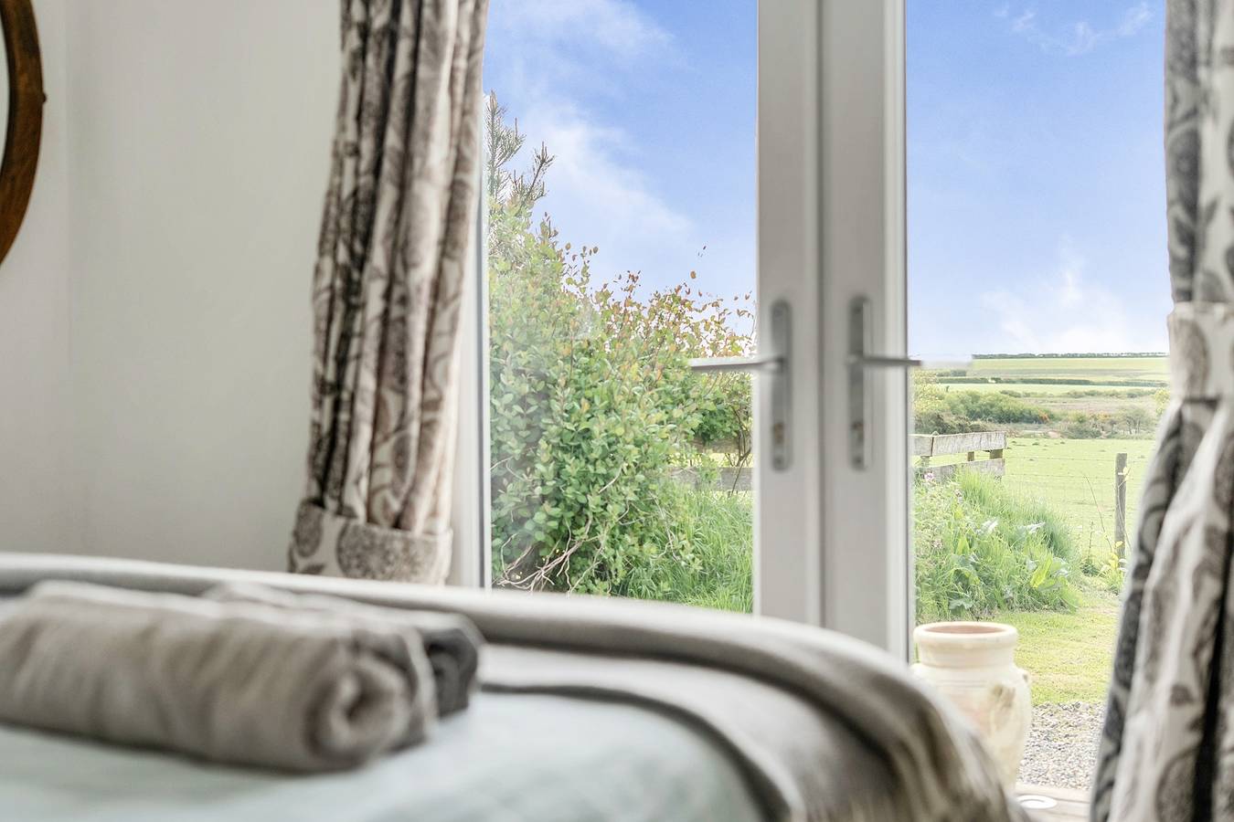 Romantic Hot Tub Lodge , Stunning Views in Pembrokeshire