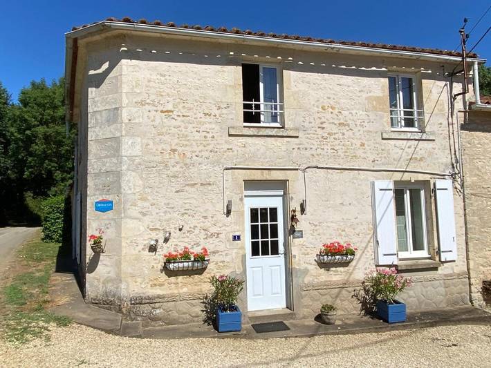 Location de vacances pour 6 personnes, avec piscine ainsi que vue et jardin, adapté aux familles à La Caillère-Saint-Hilaire - 2
