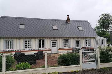 Gîte pour 8 personnes, avec jardin à Angiens