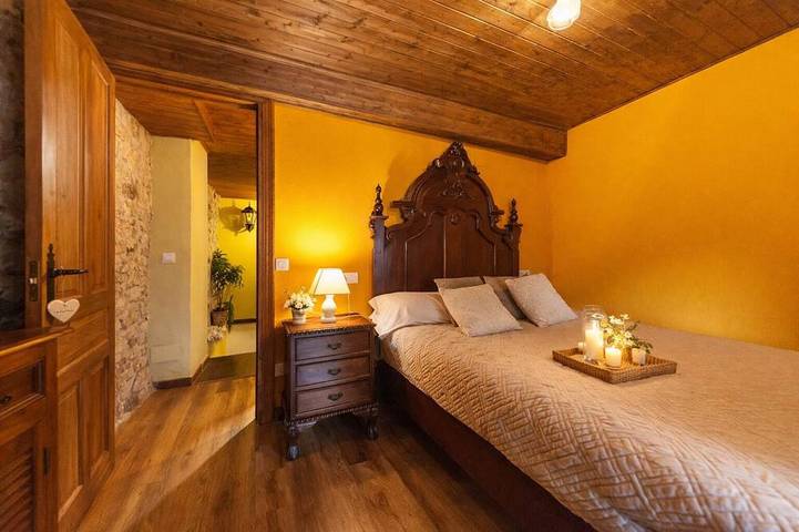Congosta, romantic cottage with private jacuzzi in the mountains in Páramo / Parmu, Teverga