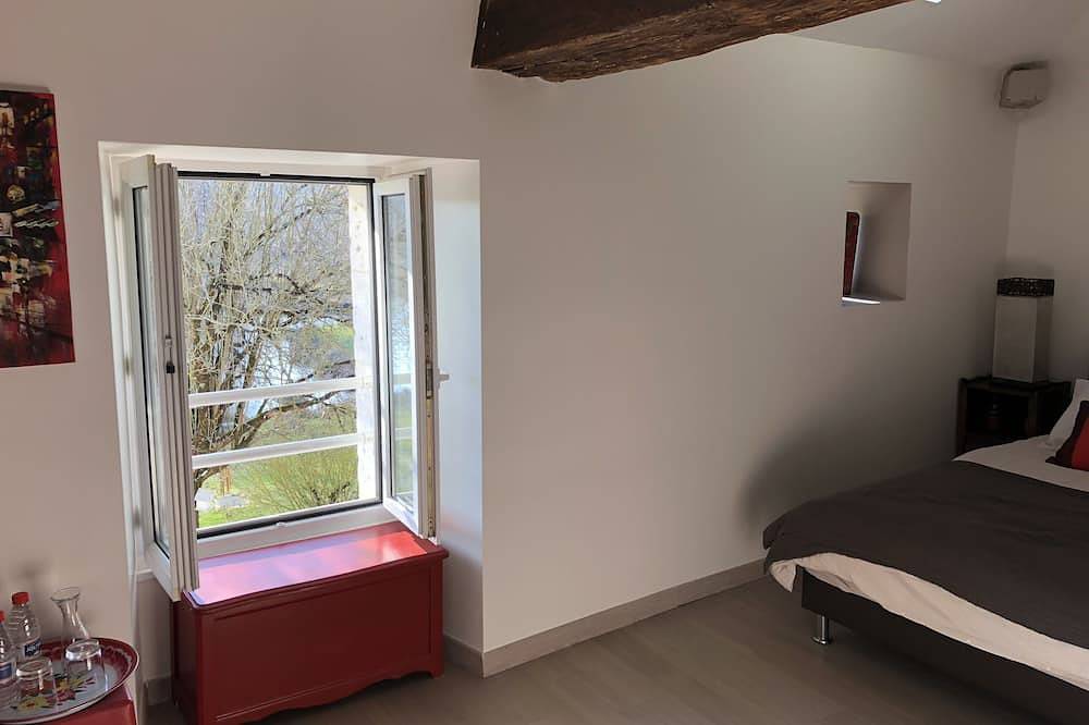 Longère Charentaise Rénovée Avec Piscine, Étang, Grand Parc Boisé in Angoulême, Charente