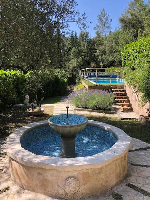 Location de vacances pour 6 personnes, avec vue ainsi que piscine et terrasse, animaux acceptés à Gilette - 4