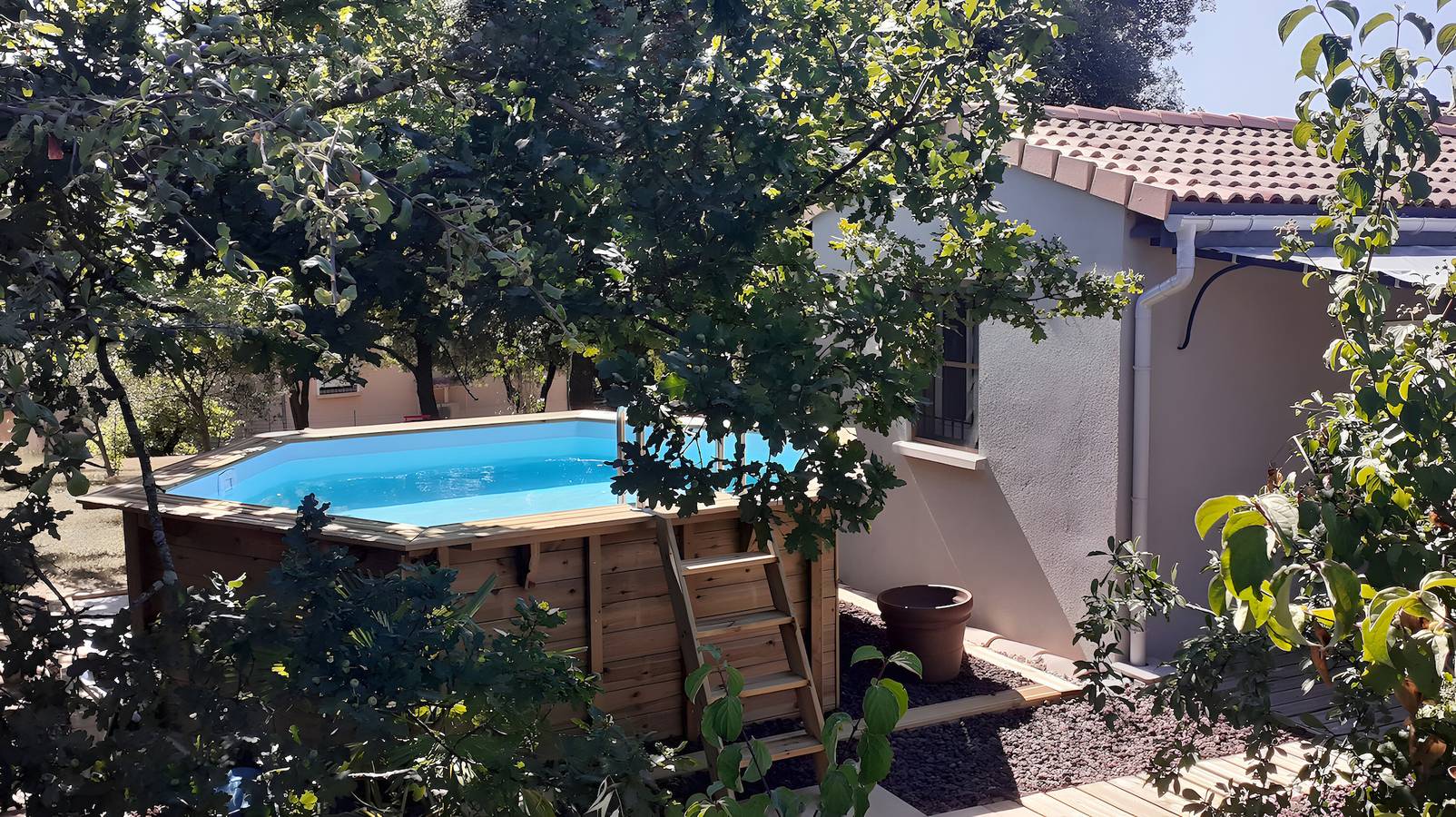 Chambre d'hôtes '315' avec vue sur la montagne, piscine privée et Wi-Fi in Villeneuve-de-Berg, Ardèche