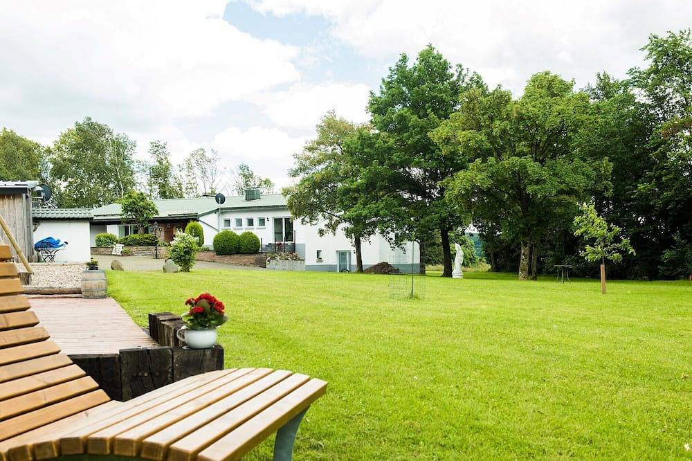 Ganze Wohnung, Ferienhof - Weites - Land, große Fewo mit Terrasse, Garten und Kinderspielplatz in Stadtkyll, Rureifel (Nordrhein-westfalen)