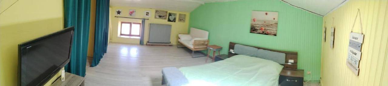 Location de vacances pour 2 personnes, avec Balcon et Terrasse ainsi que Jardin et Piscine à Savigny-sous-Faye