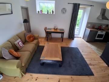 Gîte pour 4 personnes, avec terrasse ainsi que jardin et jacuzzi, adapté aux familles à Langoëlan