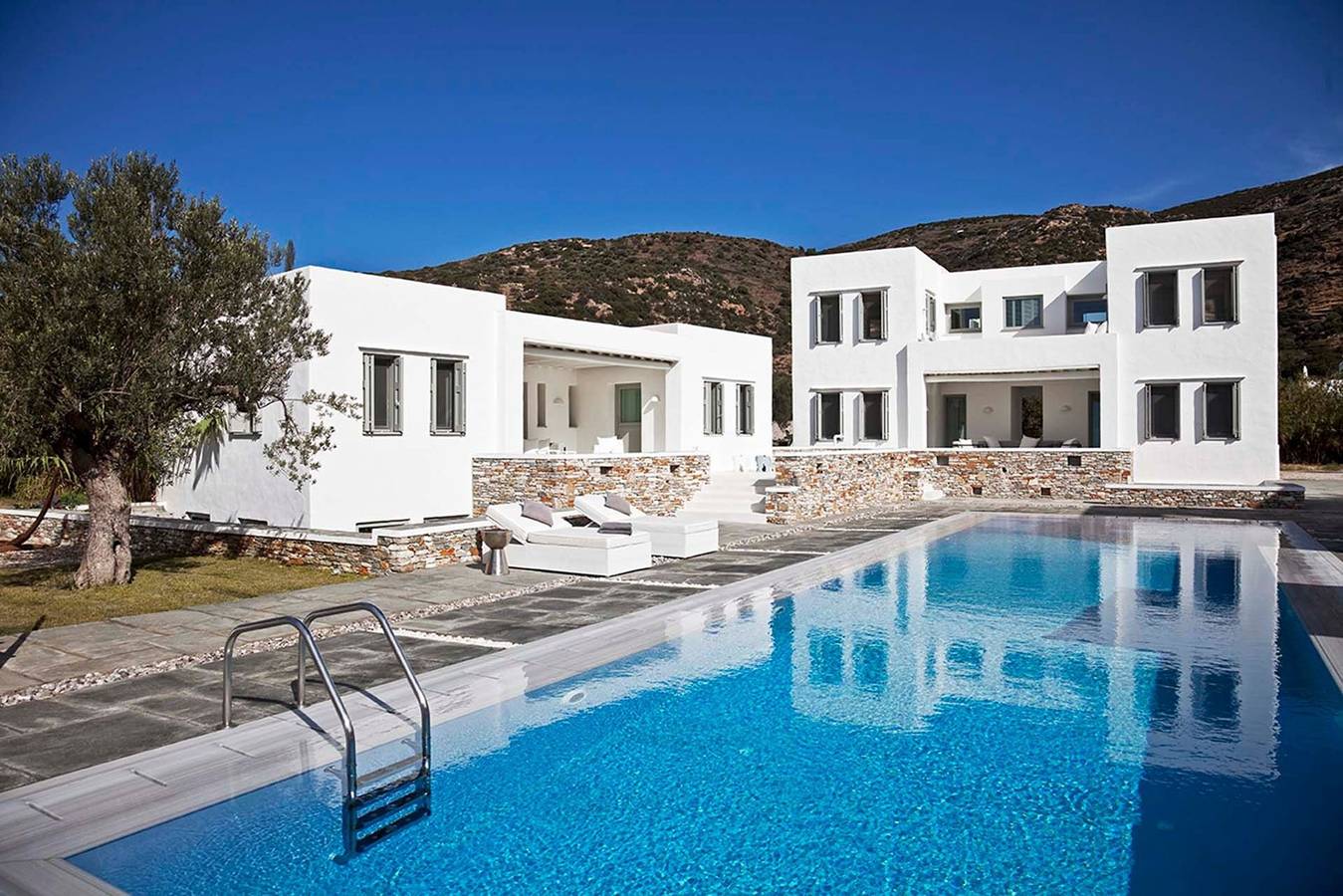 Thrilling Sifnos Villa | Villa Hedwig | 9 Bedrooms | Private Saltwater Pool | Bbq Facilities | Shaded Outdoor Dining Area | Private Garden | Private Basketball and Tennis court | Private Gym | Vathi in Playa de Vathi, Cícladas