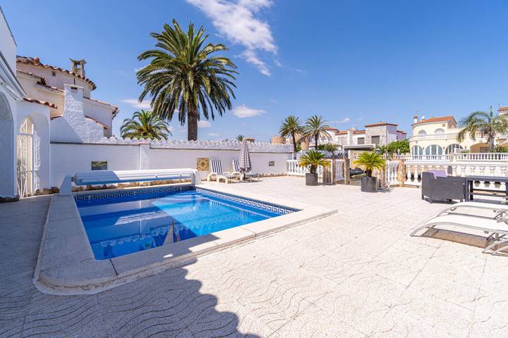 Casa rural para 6 personas, con vistas y terraza en Ampuriabrava