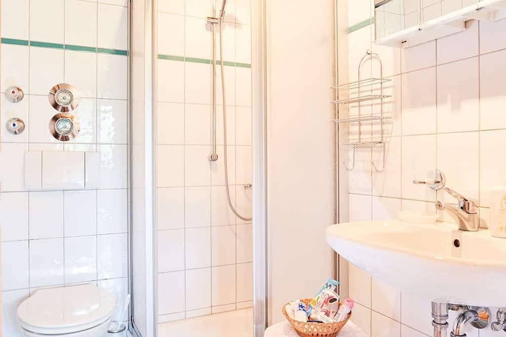 Ganze Wohnung, Ferienwohnung bis 2 Personen, 34 qm im Eg mit Terrasse, 1 sep. Schlafzimmer in Bad Feilnbach, Bayerische Alpen