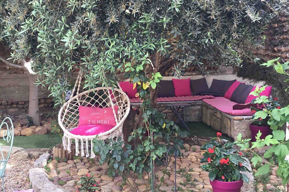 Guest Room \"La Petite Camargue\" with Private Pool, Shared Terrace, and Wi-Fi in Vauvert, Nimes region